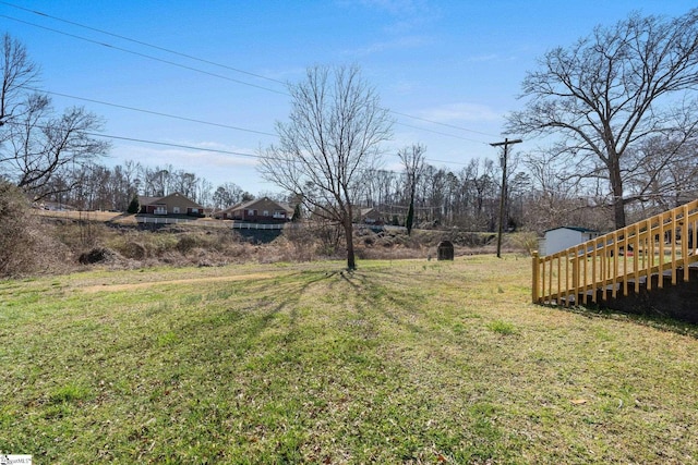 view of yard featuring an outdoor structure