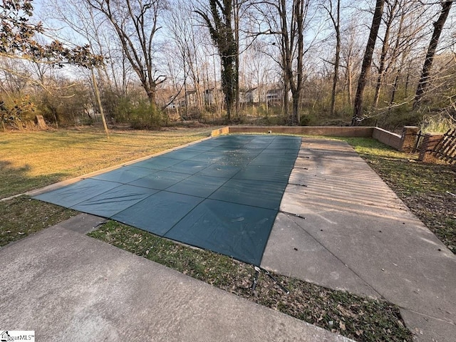 view of swimming pool featuring a lawn