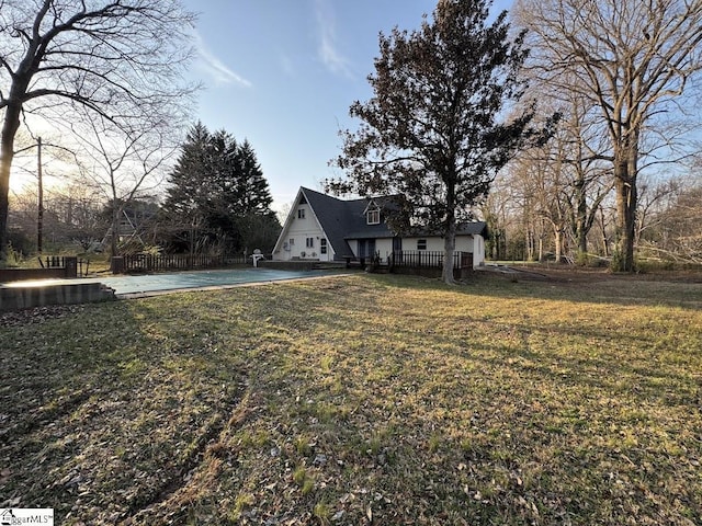 view of front of home featuring a front yard