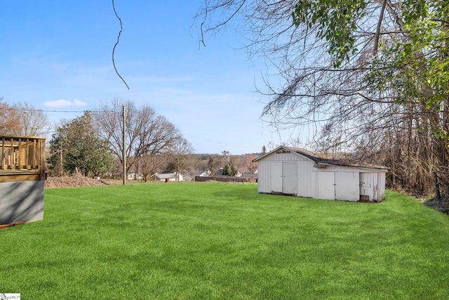 view of yard featuring an outbuilding