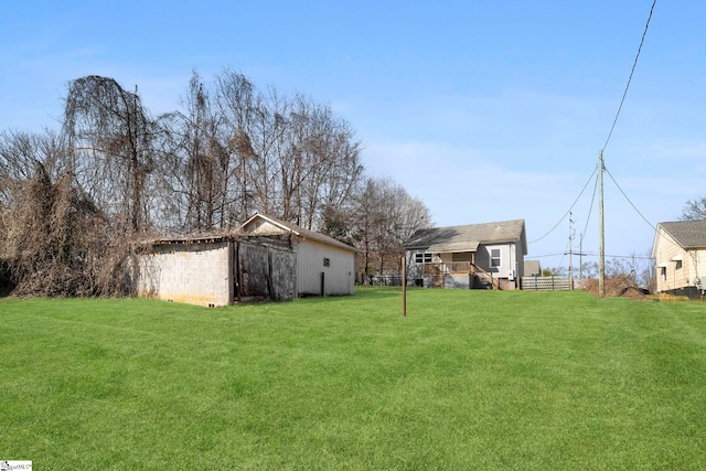 view of yard featuring an outbuilding