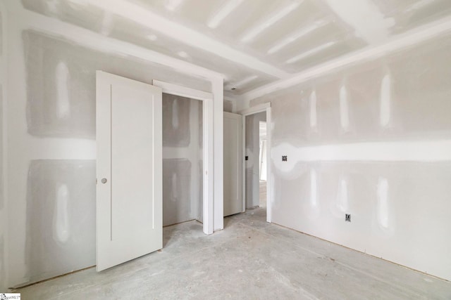 spare room featuring concrete flooring