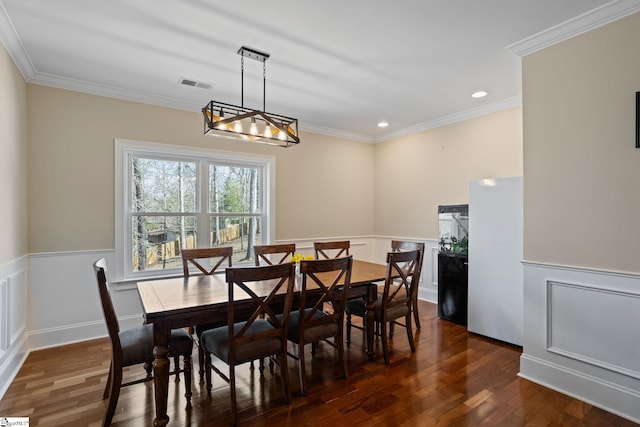 dining space featuring a chandelier, visible vents, dark wood-style floors, and ornamental molding