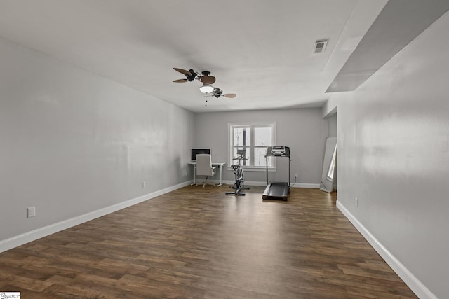 workout room featuring dark wood-style floors, baseboards, visible vents, and ceiling fan