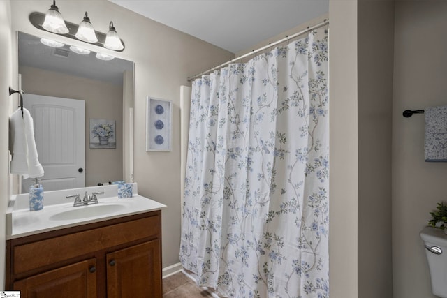 bathroom with curtained shower, toilet, visible vents, and vanity