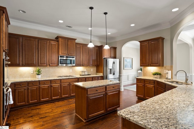 kitchen with visible vents, arched walkways, dark wood-style flooring, a sink, and stainless steel appliances