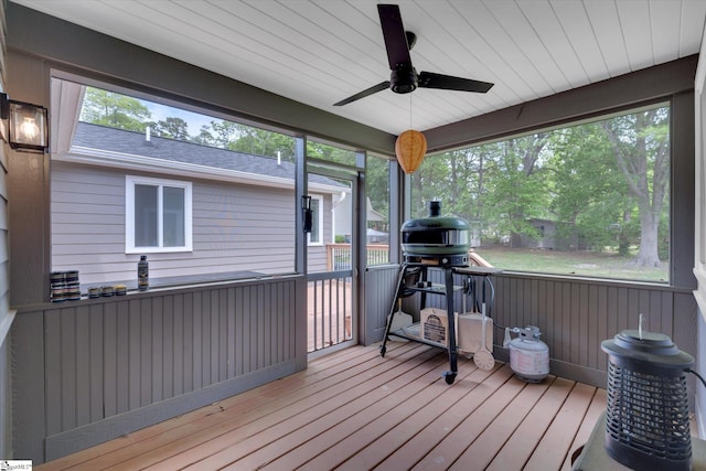 sunroom with ceiling fan