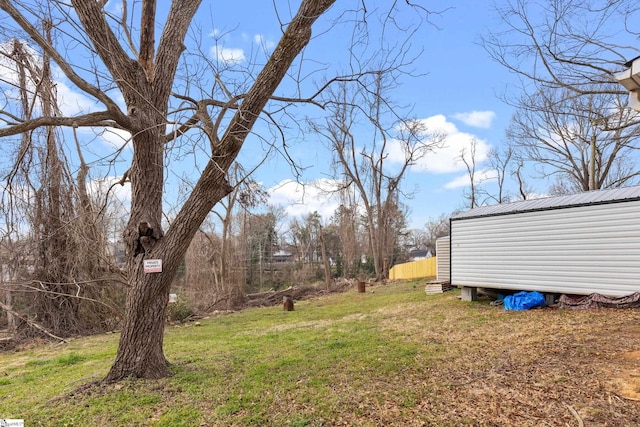 view of yard featuring an outdoor structure