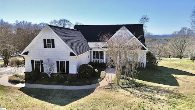 view of front of house featuring a front lawn