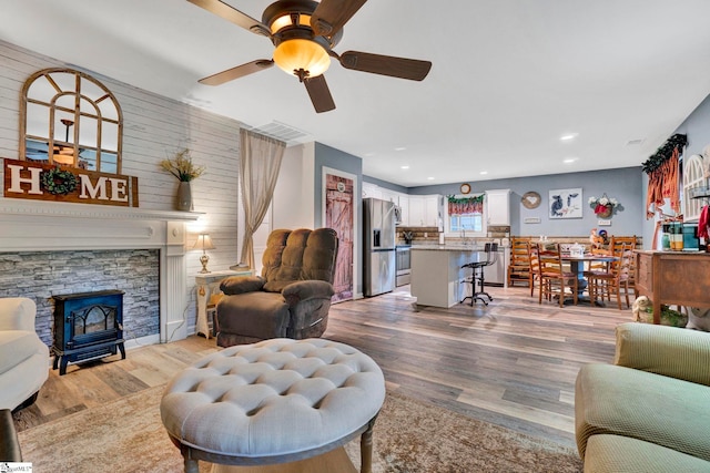 living room with recessed lighting, ceiling fan, and light wood finished floors