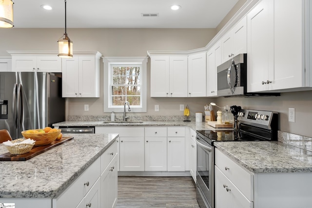 kitchen featuring a sink, visible vents, appliances with stainless steel finishes, and white cabinetry