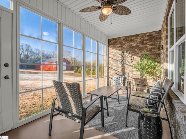 sunroom / solarium with a ceiling fan