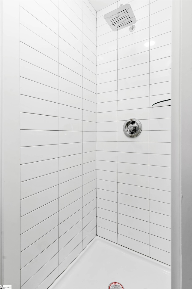 bathroom featuring tiled shower