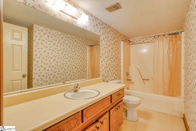 full bath featuring vanity, wallpapered walls, shower / bath combo, a textured ceiling, and toilet