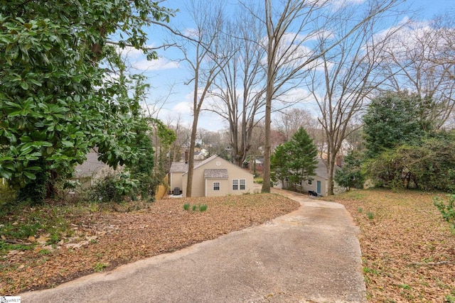 view of front facade with driveway