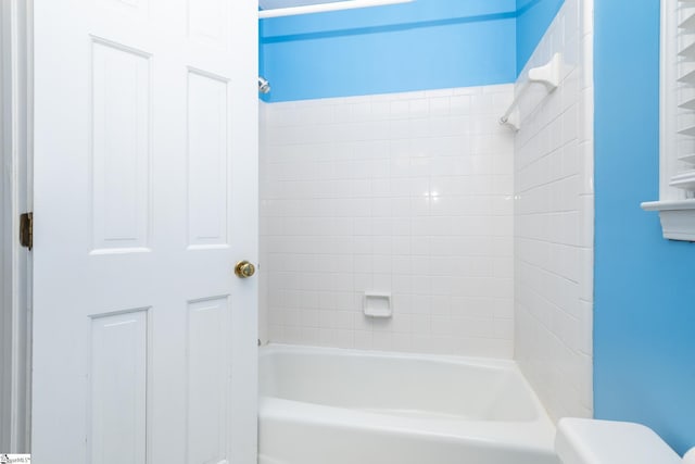 full bath with toilet and tub / shower combination