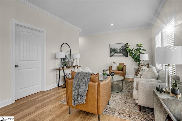 living area featuring recessed lighting, ornamental molding, baseboards, and wood finished floors