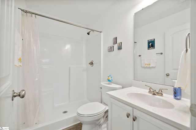 full bath with curtained shower, toilet, and vanity