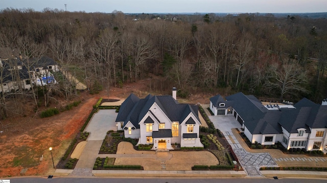 birds eye view of property featuring a forest view