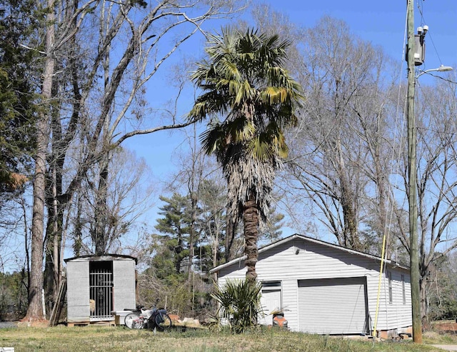 exterior space featuring an outbuilding