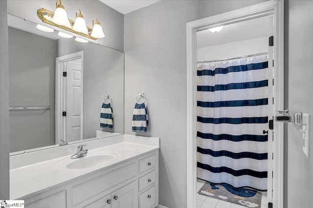 full bathroom featuring a shower with shower curtain and vanity