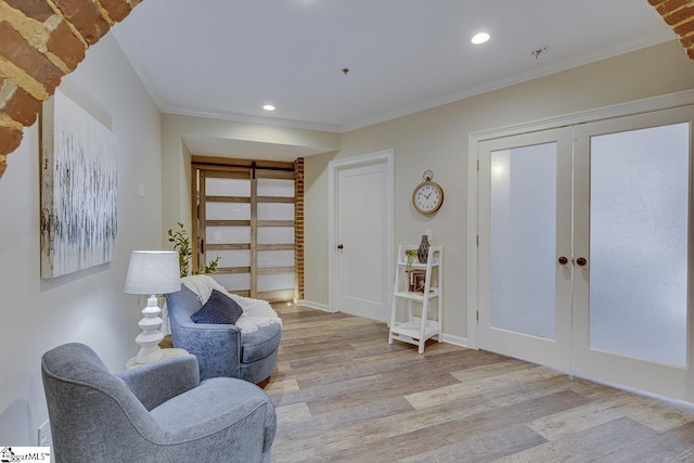 living area featuring crown molding, recessed lighting, wood finished floors, and baseboards