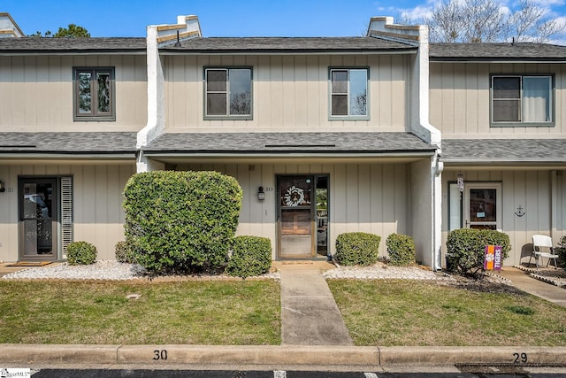 townhome / multi-family property featuring a shingled roof