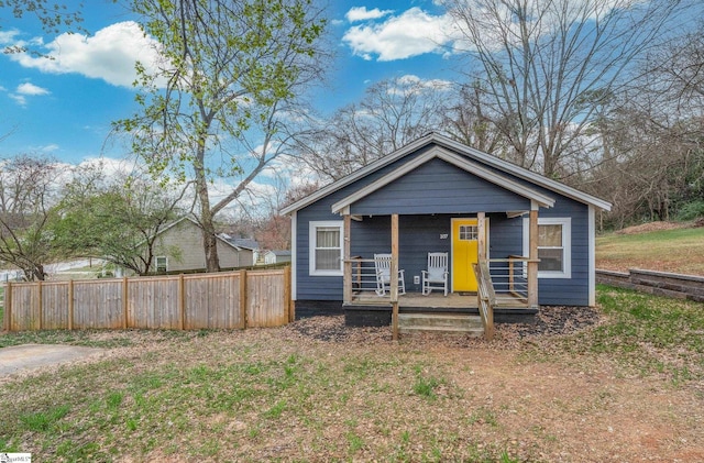 bungalow-style house featuring fence