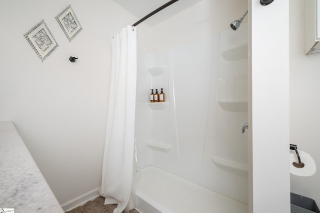 full bathroom with a shower with curtain and baseboards