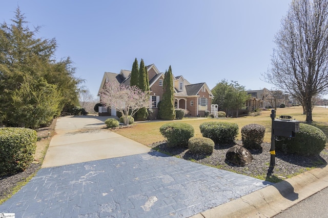 view of front of property featuring a front yard and driveway