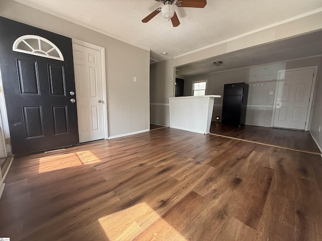 entryway with dark wood finished floors and a ceiling fan