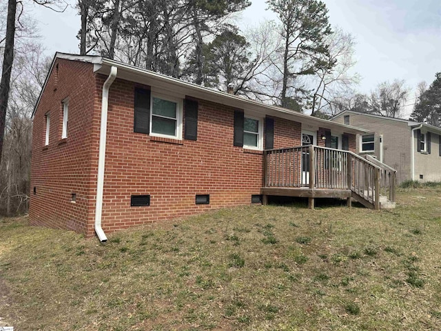 view of front facade featuring crawl space, a front lawn, and brick siding