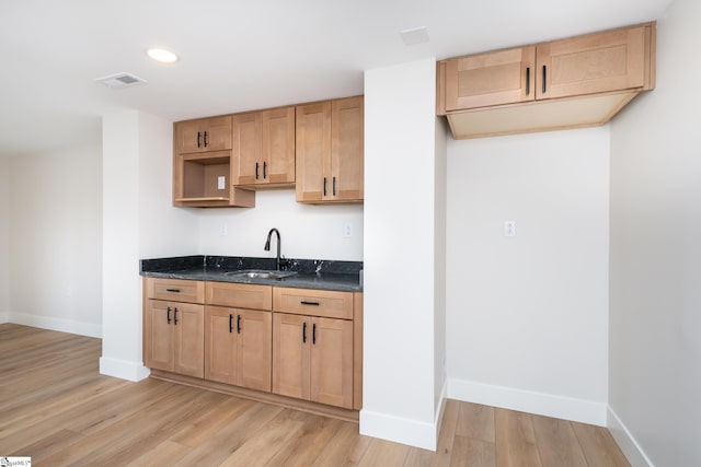 kitchen with visible vents, baseboards, recessed lighting, light wood-style flooring, and a sink