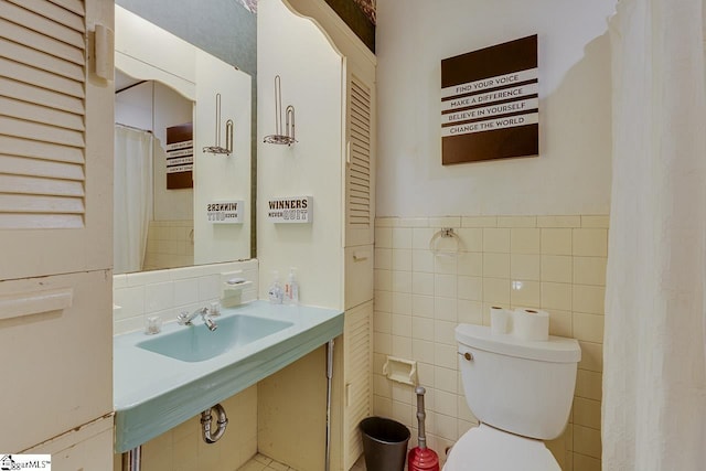 129 Canty Way, Gaffney, SC 29341 - full bathroom with wainscoting, toilet, tile walls, and a sink