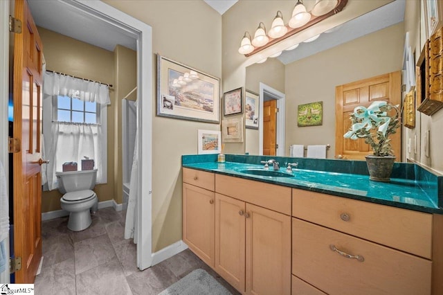 bathroom with a shower with shower curtain, baseboards, toilet, and vanity