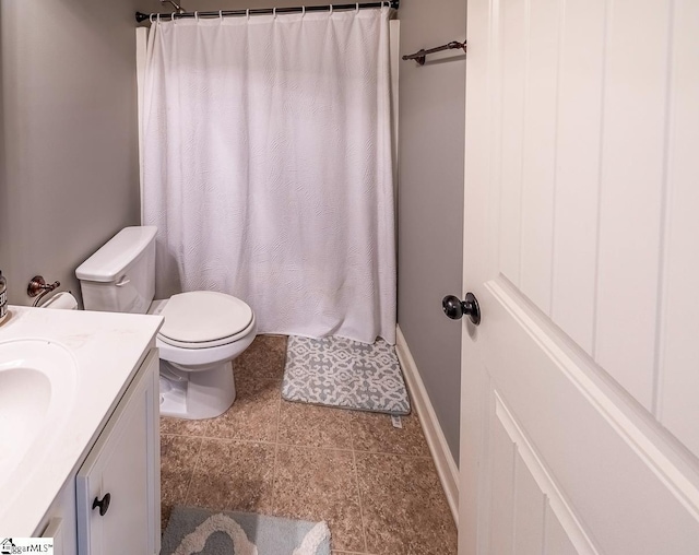 full bathroom with vanity, toilet, a shower with curtain, and baseboards