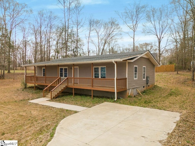 139 Randolph Ct, Woodruff, SC 29388 - view of front of house featuring crawl space, a porch, and a front lawn