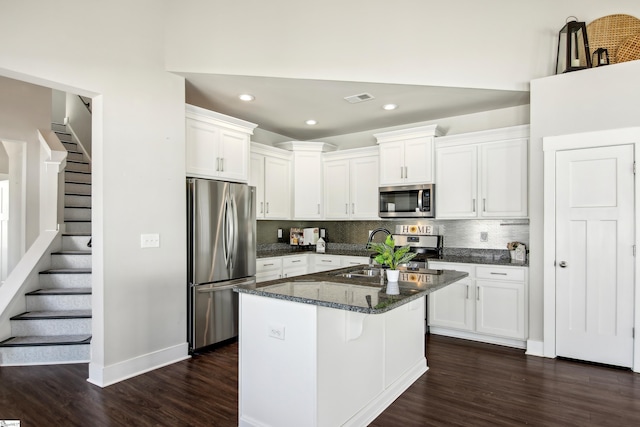 31 Creekhaven Ln, Taylors, SC 29687 - kitchen featuring visible vents, a kitchen island with sink, a sink, white cabinetry, and stainless steel appliances
