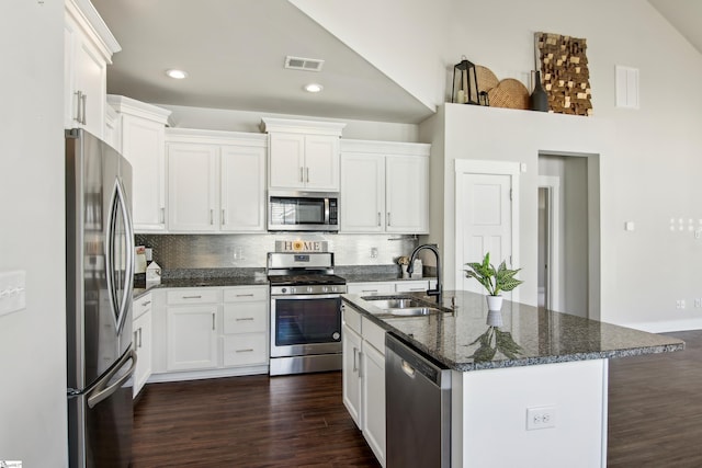 31 Creekhaven Ln, Taylors, SC 29687 - kitchen featuring visible vents, a sink, tasteful backsplash, stainless steel appliances, and dark wood-style flooring