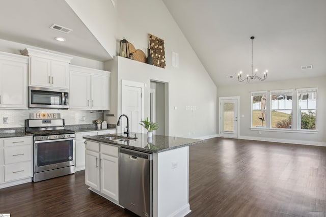 31 Creekhaven Ln, Taylors, SC 29687 - kitchen featuring a sink, visible vents, appliances with stainless steel finishes, and a chandelier