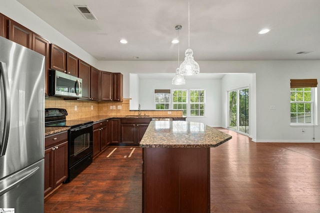 kitchen featuring stainless steel appliances, visible vents, a sink, and a healthy amount of sunlight