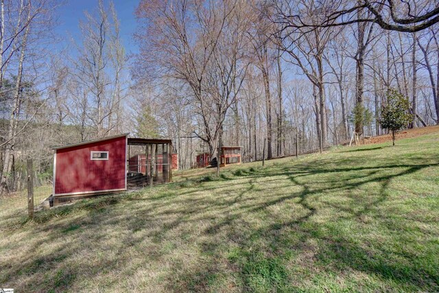 view of yard featuring an outdoor structure