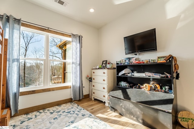 bedroom with baseboards, visible vents, recessed lighting, and wood finished floors