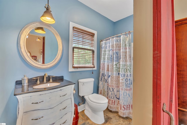 511 Palmer Way, Sunset, SC 29685 - bathroom with baseboards, a shower with shower curtain, toilet, and vanity