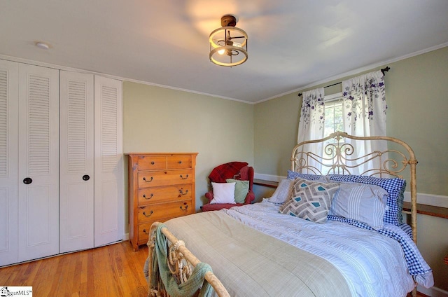 411 Westcliffe Way, Greenville, SC 29611 - bedroom with a closet, baseboards, wood finished floors, and crown molding