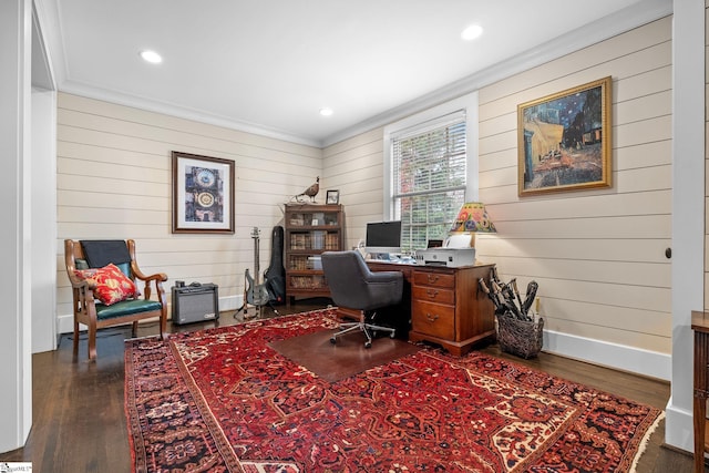 office with baseboards, dark wood-style flooring, recessed lighting, and crown molding