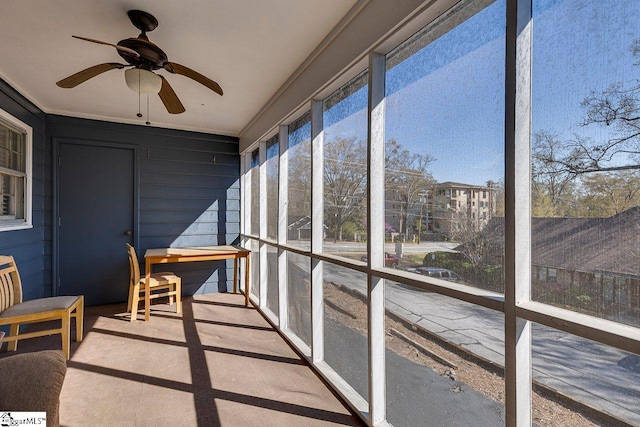 sunroom with ceiling fan