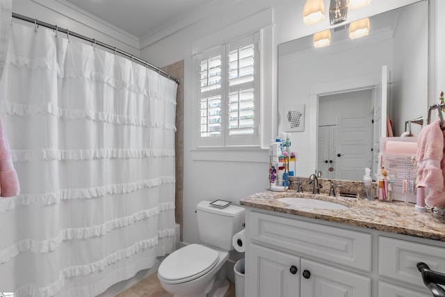 full bath with a shower with shower curtain, crown molding, toilet, and vanity
