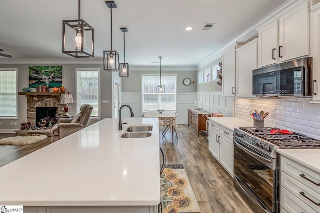 7 Ridgebury Pl, Greenville, SC 29607 - kitchen with a sink, appliances with stainless steel finishes, open floor plan, visible vents, and ornamental molding