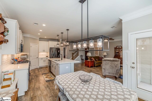 7 Ridgebury Pl, Greenville, SC 29607 - kitchen with crown molding, stainless steel appliances, a sink, an island with sink, and visible vents